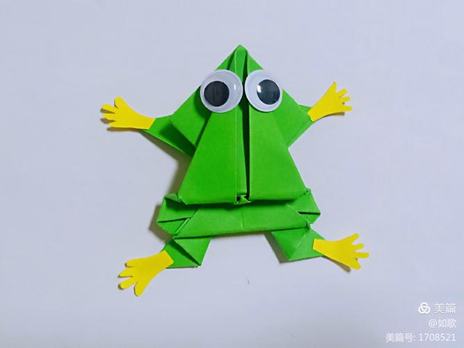 第12步,用黄色卡纸剪出青蛙脚掌的形状,粘贴在四条腿的位置.