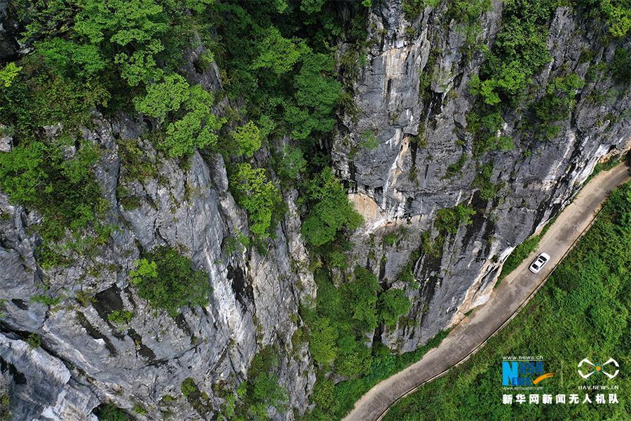 图为无人机航拍黔江区中塘镇双石村的"挂壁公路".新华网发(杨敏 摄)