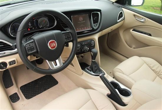 【菲翔的前脸造型非常符合菲亚特品牌的特色,内饰则借鉴了许多道奇