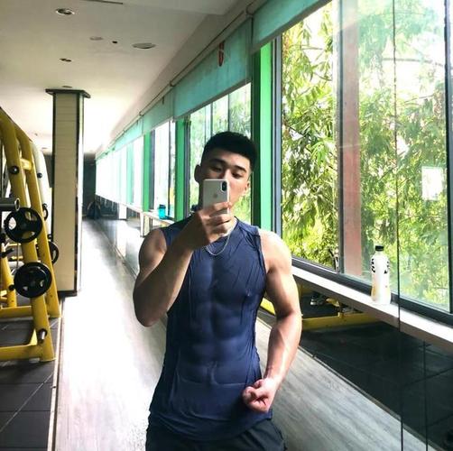 男子气概十足的肌肉体育生腹肌线条很养眼哦