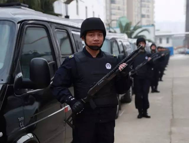 中国当时很需要一支霰弹枪,于是委托黑龙江雄鹰集团研制.