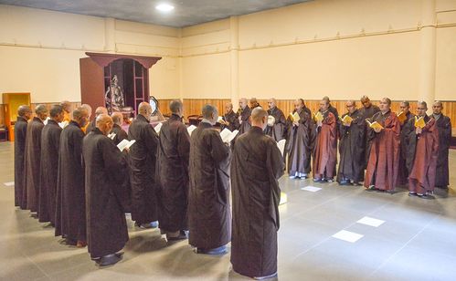 顿瀚法师率众至各殿堂上供并宣读祈祷文,祈愿诸佛菩萨加持和众龙天