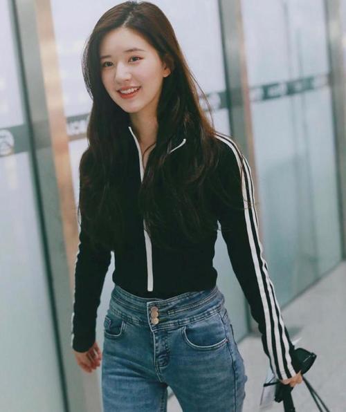 赵露思不愧是甜颜天花板利用牛仔裤紧身衣甜酷风很清奇