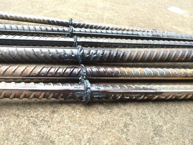 焊渣也一定要敲掉清理干净,另外两根钢筋焊接最好要同心,简单来说就是