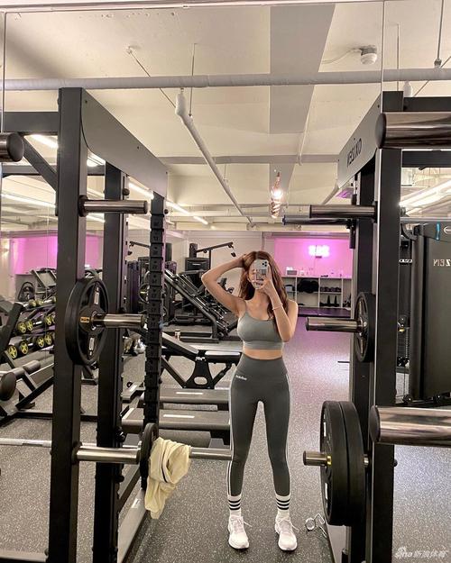 模特小美女爱去健身房运动 感受她的s型曲线_高清图集_新浪网