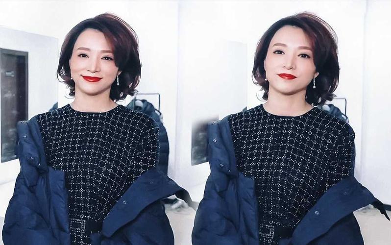 原创董卿无滤镜气质依然很好,穿一件湖蓝色的薄纱连衣裙,高贵优雅