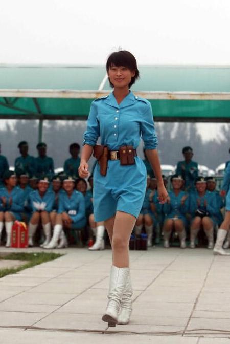 转载中国国庆60华诞阅兵女兵风采录