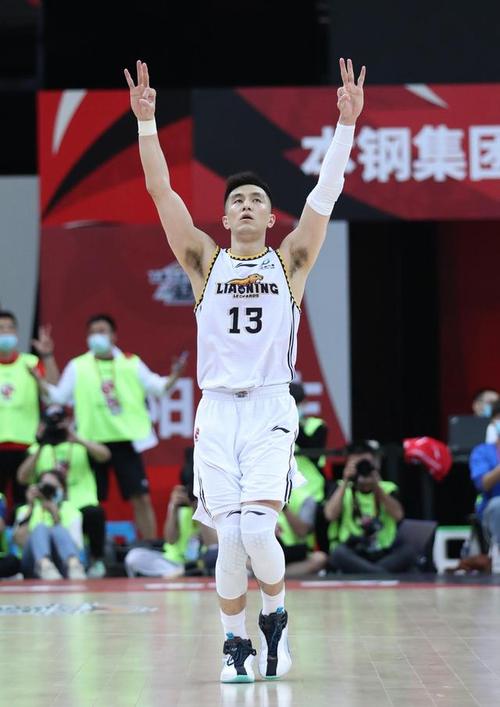 辽宁本钢队球员郭艾伦庆祝投中三分球.新华社记者 孟永民 摄