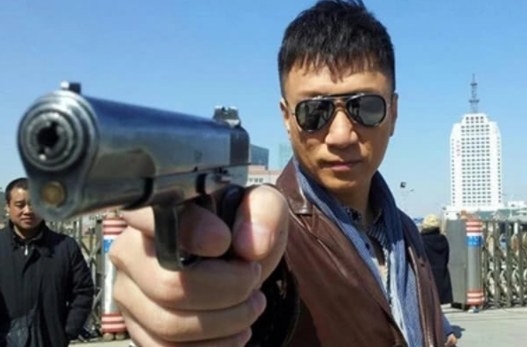 周润发的拿枪,李连杰的拿枪,和孙红雷拿枪,网友:都没有他拿枪霸气威武