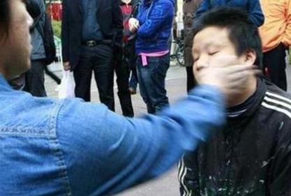 因喊叫老师姓名 男生被揪头发连扇耳光