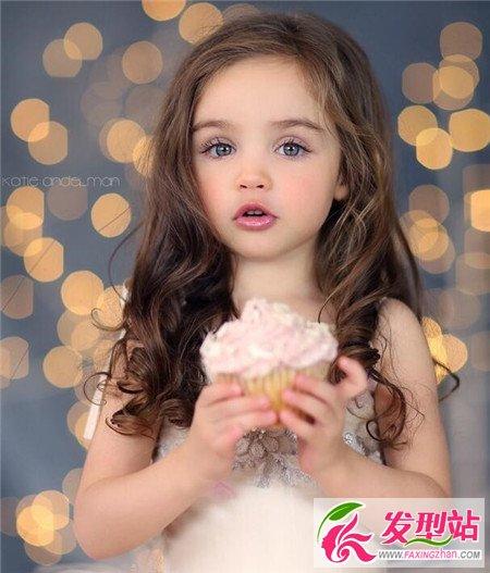 小女孩卷发