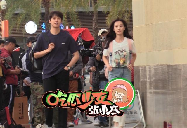 李一桐与魏大勋合作拍新戏俩人并肩微笑热聊心情好