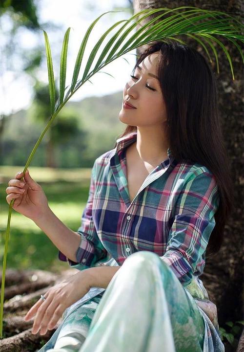 杨钰莹心态年轻穿衣无限制格纹配印花不仅不显俗反而清新雅致