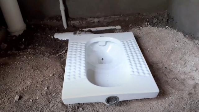 与马桶比,蹲坑安装也太简单了,卫生间水泥齐平铺上瓷砖就完工了