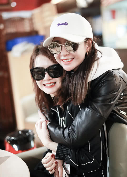 沈梦辰机场偶遇戚薇,同是整容脸,土气和贵气的差距一目了然!