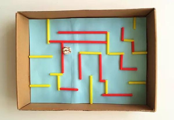 ②把吸管剪成不同长度,在彩纸上随意摆出迷宫的线路,并用胶水粘好固定