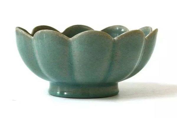 汝瓷位居宋代"汝,官,哥,钧,定"五大名窑之首,在中国陶瓷史上素