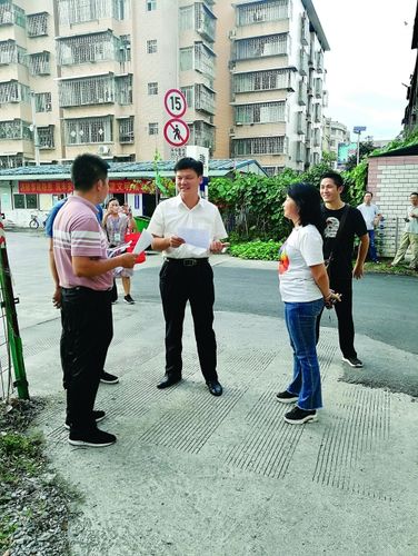 市发改委主任贲黄文同志到金山社区现场指导创城工作.