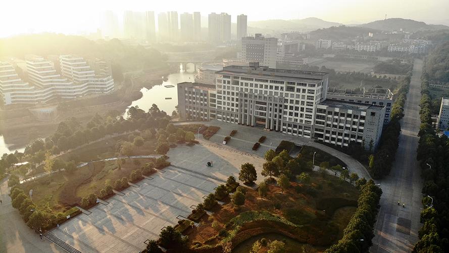 晨光洒向明德楼--邵阳学院