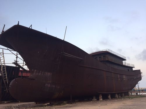 新埠岛海边搁浅的大铁船