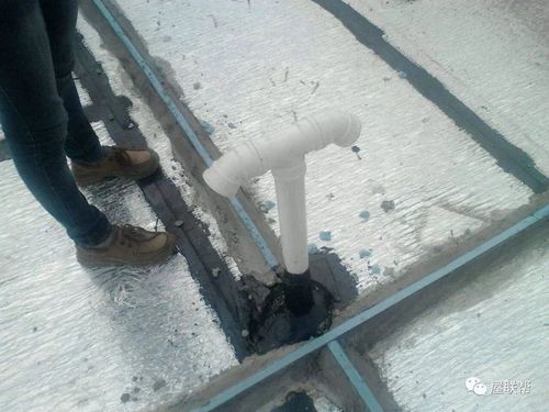 问题1:屋面保温层及找平层排气道(管)做法不当,起不到排气作用.