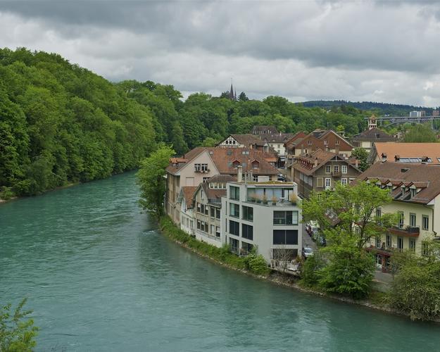 瑞士伯尔尼,河流,房屋,树木,多云的天空 iphone 壁纸