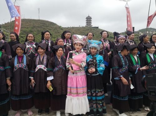 晴隆县阿妹戚托小镇布依姑娘正在对"三月三"节日活动进行直播 陈亚林