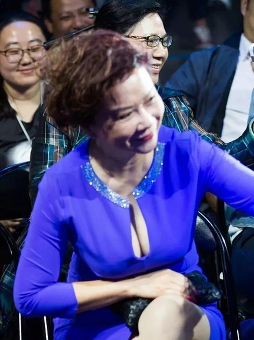 蔡明录节目"揩油"小鲜肉,牵手摸腿太频繁,59岁的她为老不尊?