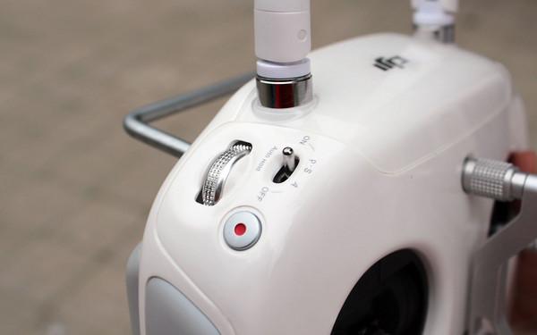 遥控器设置也没有太多难点,先下载大疆app,然后把手机或者平板挂在