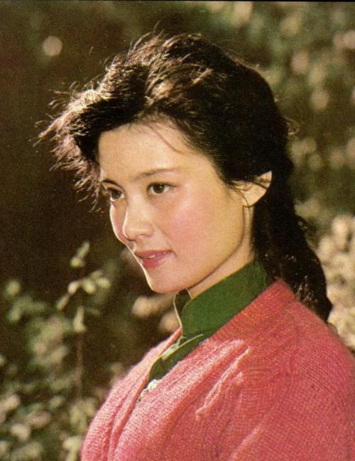 《突围》演员奚美娟:高龄产子后被离婚,前夫转身迎娶了琼瑶女郎
