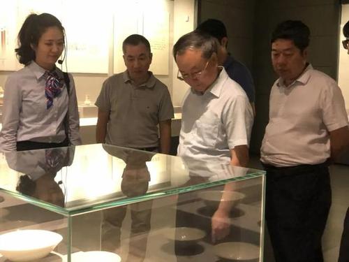 何福洲到赣州市博物馆调研