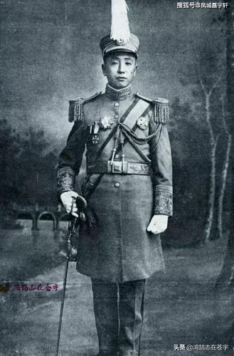 老照片身穿将服的张作霖英武帅气听收音机的张学良神情落寞