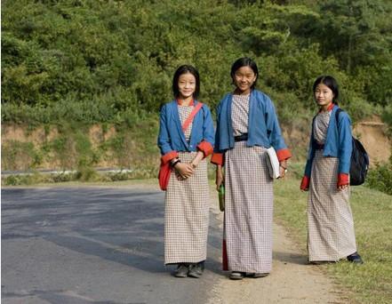 图为:不丹女生校服