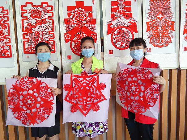 白鹤社区开展民族团结主题非遗剪纸公益活动