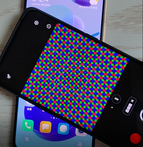 这种排列方式效果很接近钻石排列,一种说法是三星入股华星光电,所以在