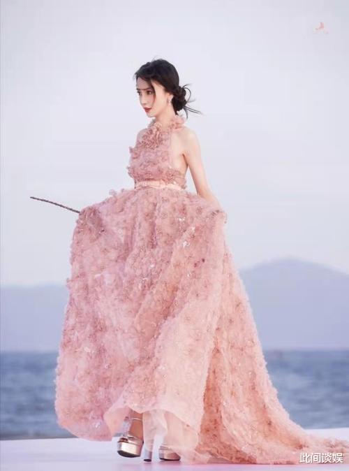 不是粉丝也要说一句"angelababy红毯yyds"的程度,美女就是要配高定才