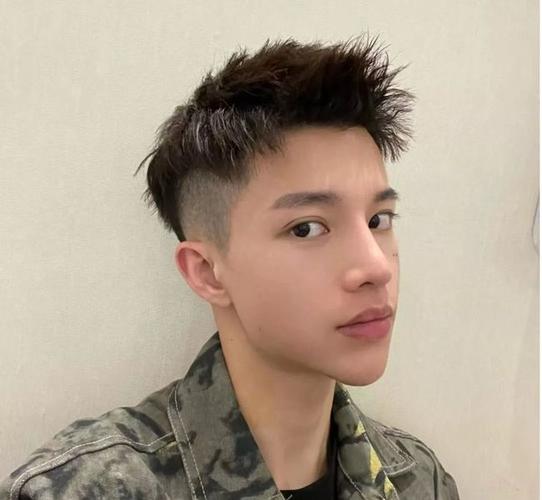 两侧推短可以说是适合大多数男士的发型,大多数男士的头发一般都是偏