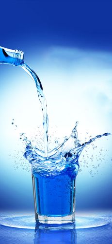 给玻璃杯倒水手机壁纸