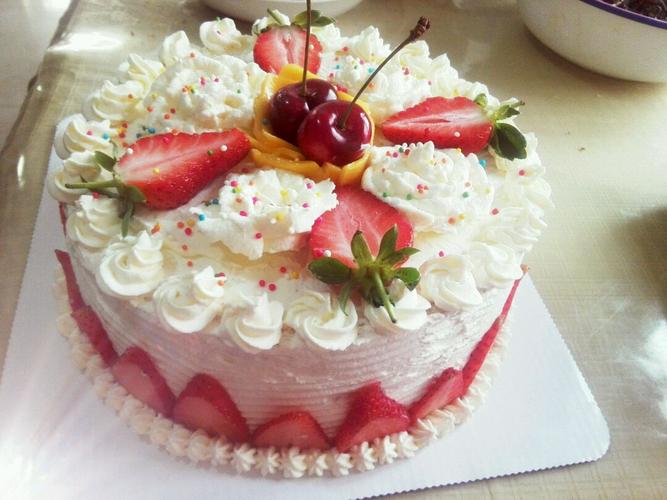 草莓生日蛋糕怎么做_草莓生日蛋糕的做法_豆果美食