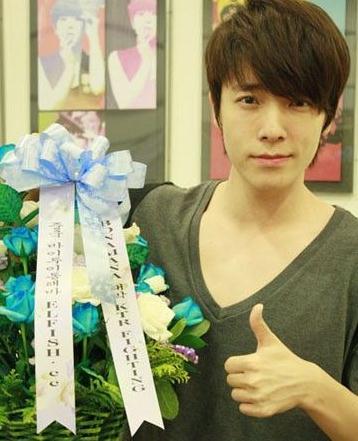 社会新闻       李东海被粉丝成为super junior的"小女王",他的女装