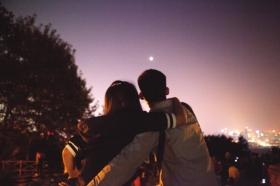 情侣依偎在一起观月仁食.