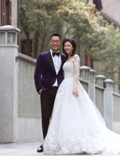 张雨绮微博晒婚纱照俩人笑容甜蜜恩爱满屏网友好有夫妻相