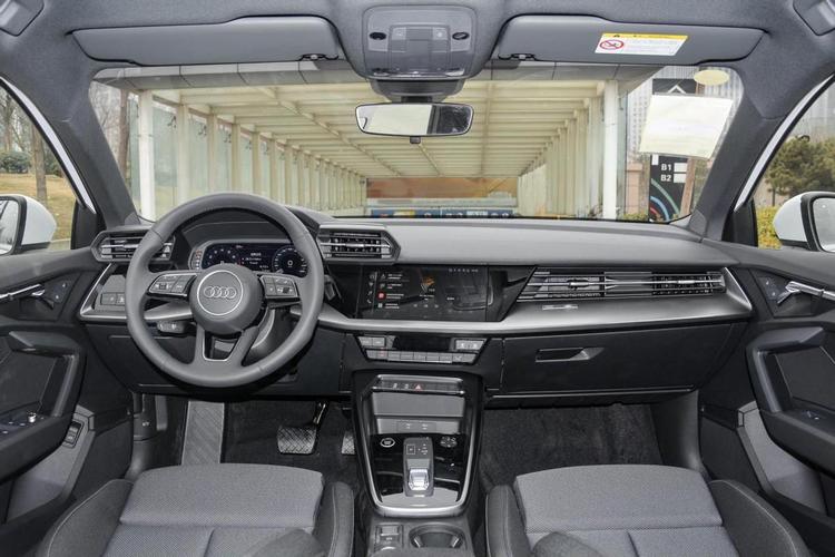 8l的豪华三厢车,前后独立悬架,仅20.31万起,实拍奥迪a3