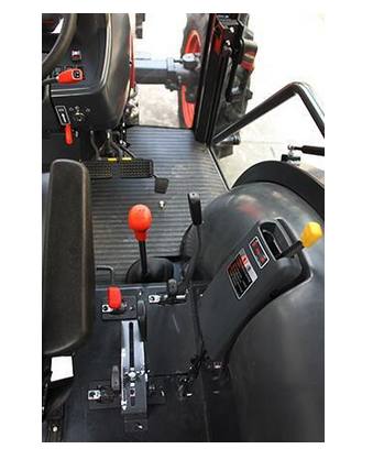 位调节,pto等操作手柄右侧集中设置,可使驾驶员更为便捷的操控拖拉机