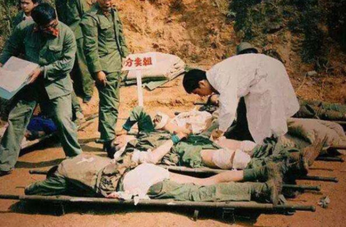 对越作战时,为5名部下和2名子女幸存,越军最高军官宁愿被击毙
