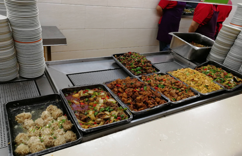 龙华富士康:超30万人就餐,每餐吃不同的菜,网友:难怪都愿意去