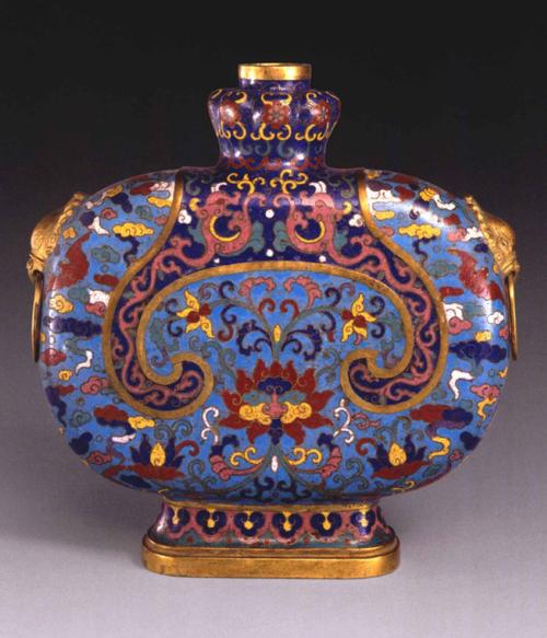 通体施天蓝色珐琅釉为地,颈饰掐丝如意云头纹,腹两面饰镀金花忍冬纹长