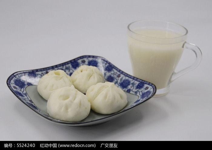中国传统小吃包子和一杯豆浆特写
