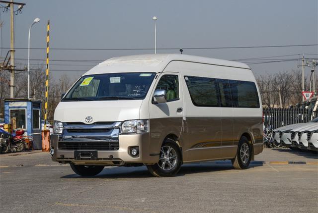 王思聪又换新座驾,但这次却是一台丰田"面包车",网友