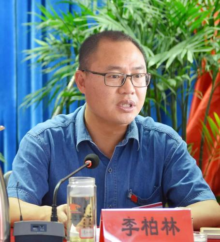 党委书记,副厂长李柏林主持大会党办主任唐德旨宣读选举办法选举场景